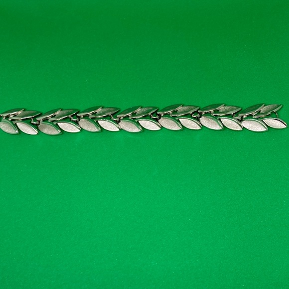 Vintage Crown Trifari Bracelet Silver Tone In New Velvet Box - Picture 5 of 12